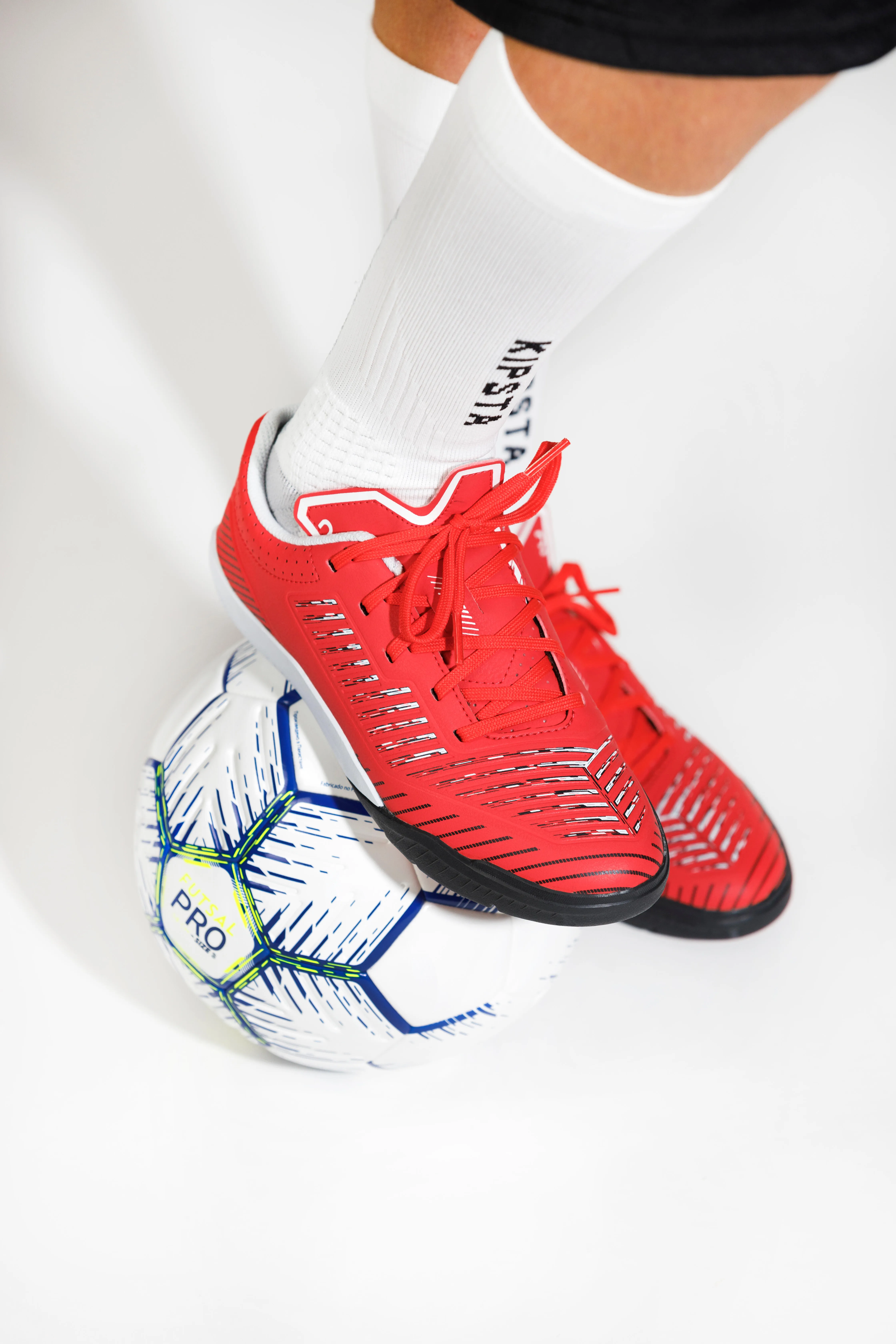 11858-kids-x27-indoor-soccer-shoes-ginka-500-red-black-1.jpg