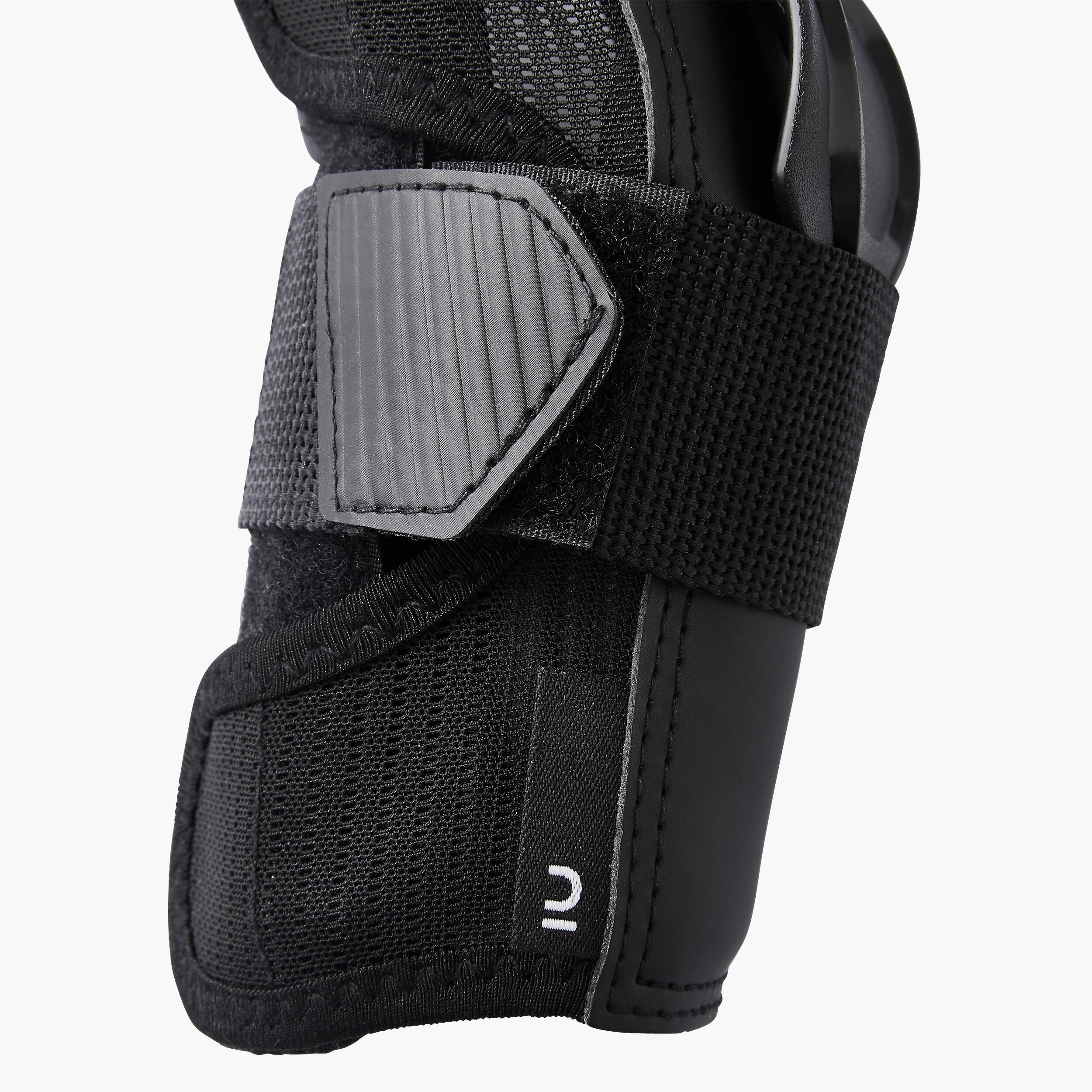 12459-skateboarding-wrist-guard-fit-500-black-1.jpg