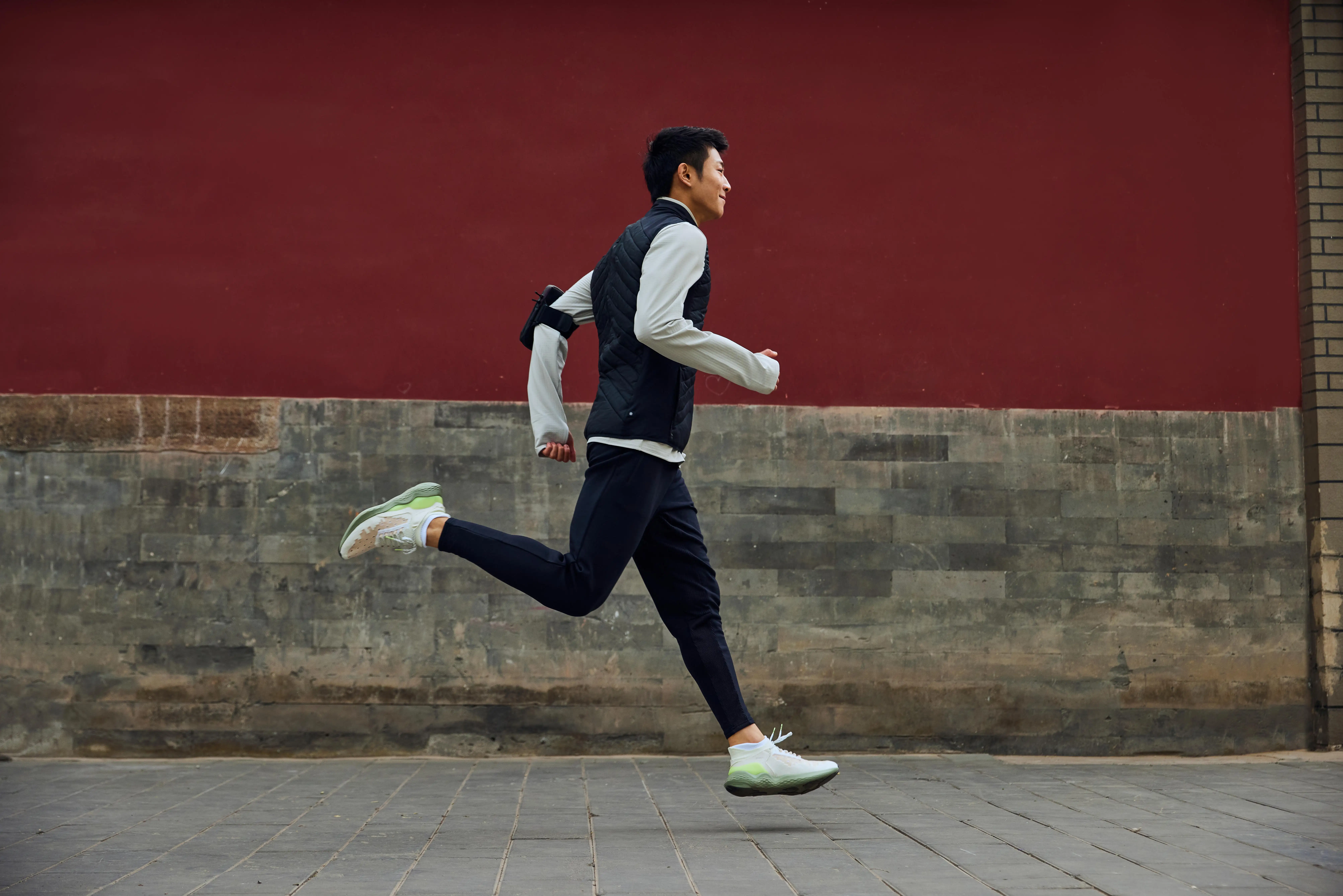 1326-men-x27-s-sleeveless-running-jacket-warm-black-1.jpg