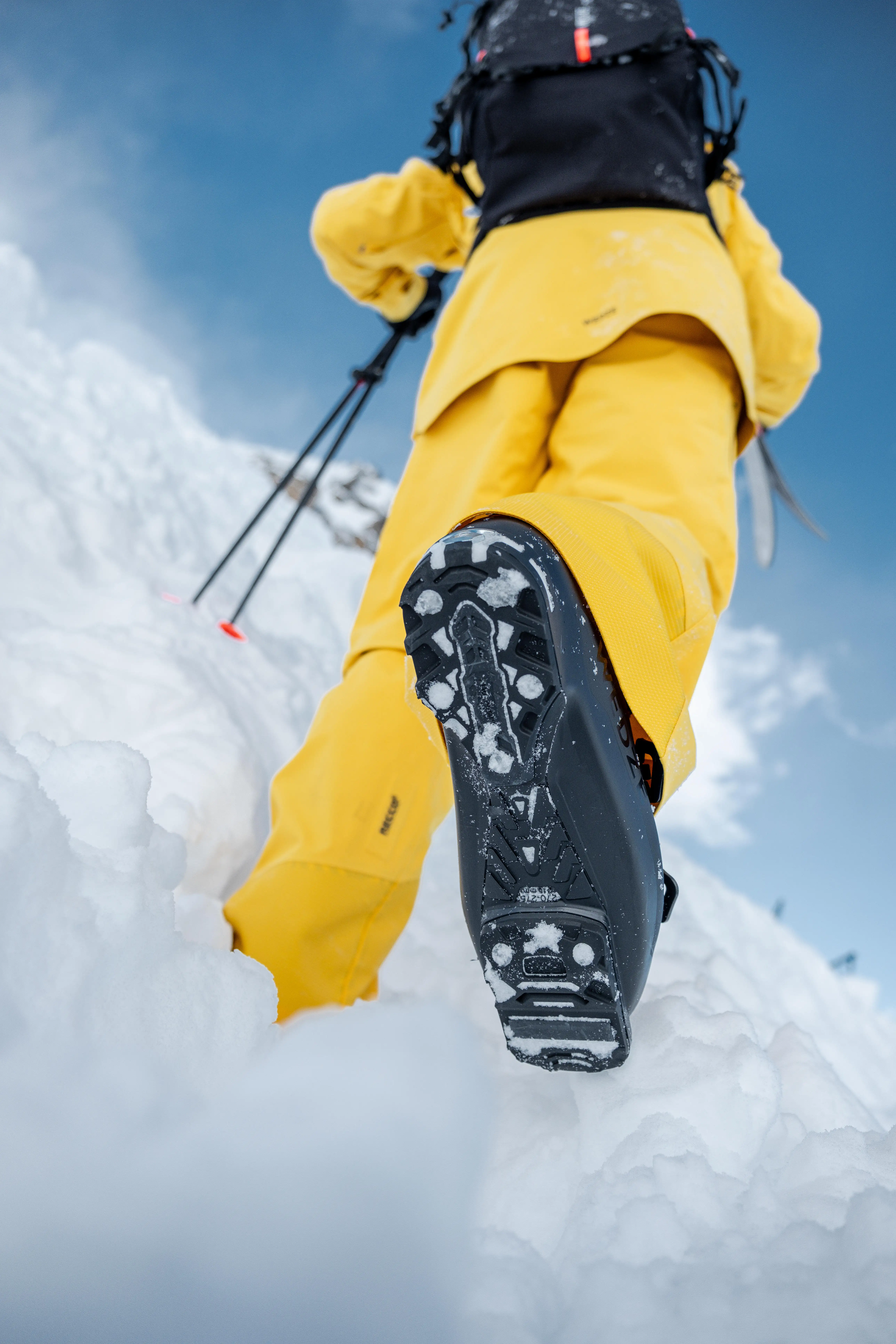 19-downhill-ski-boots-500-fr-100-lowtech-flex-1.jpg