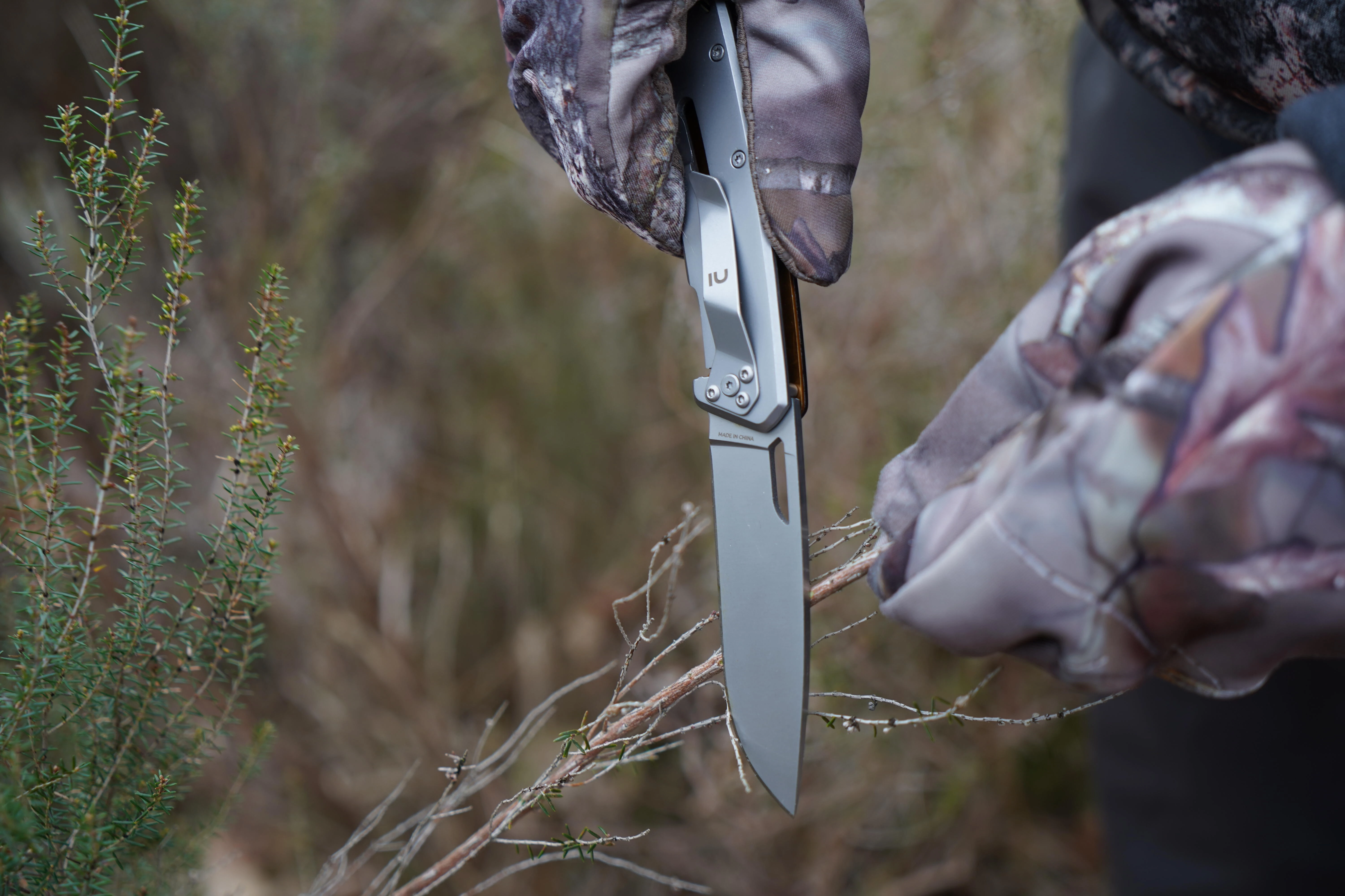 4028-hunting-axis-75-folding-knife-v2-black-grip-1.jpg