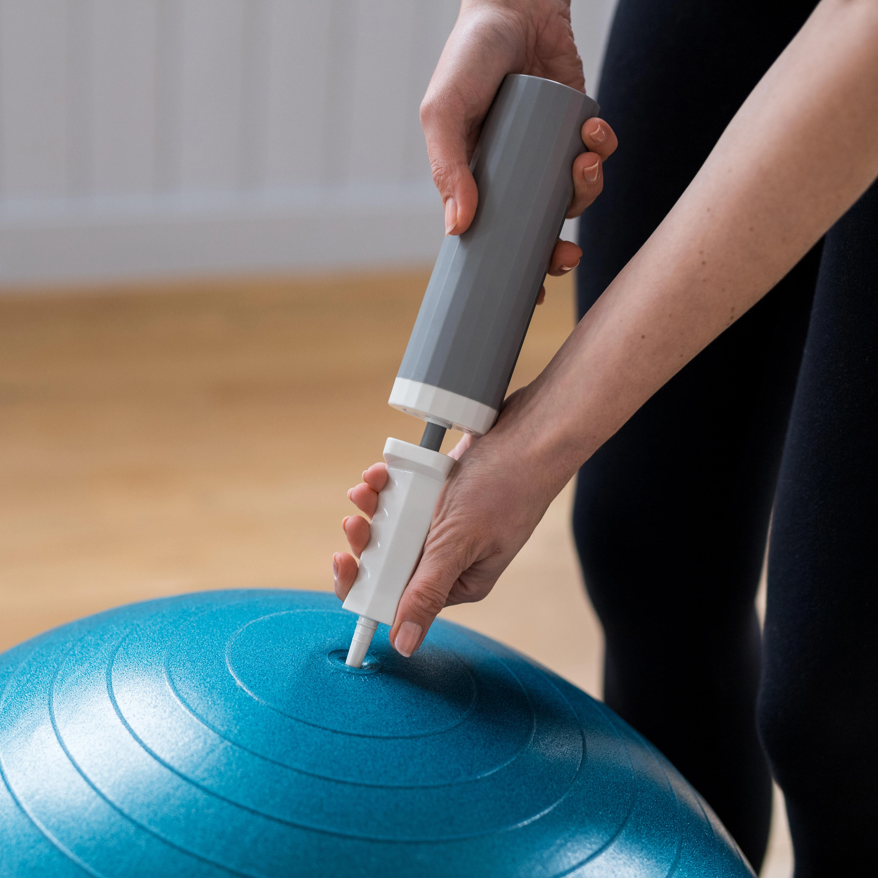 Fitness Small Ball Pump 0.9 L â 100 White