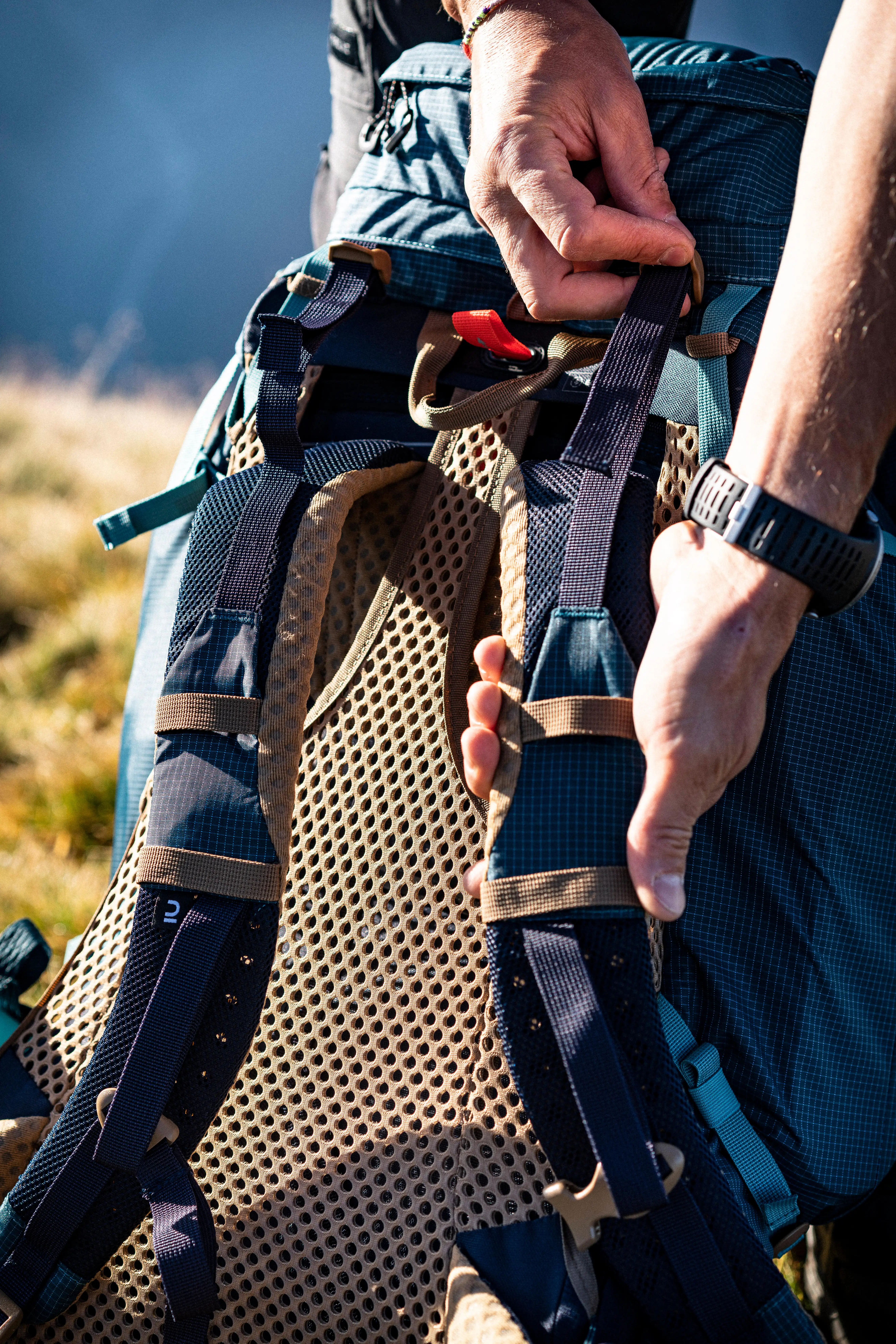 5137-men-s-trekking-backpack-50-10-l-mt-500-air-1.jpg