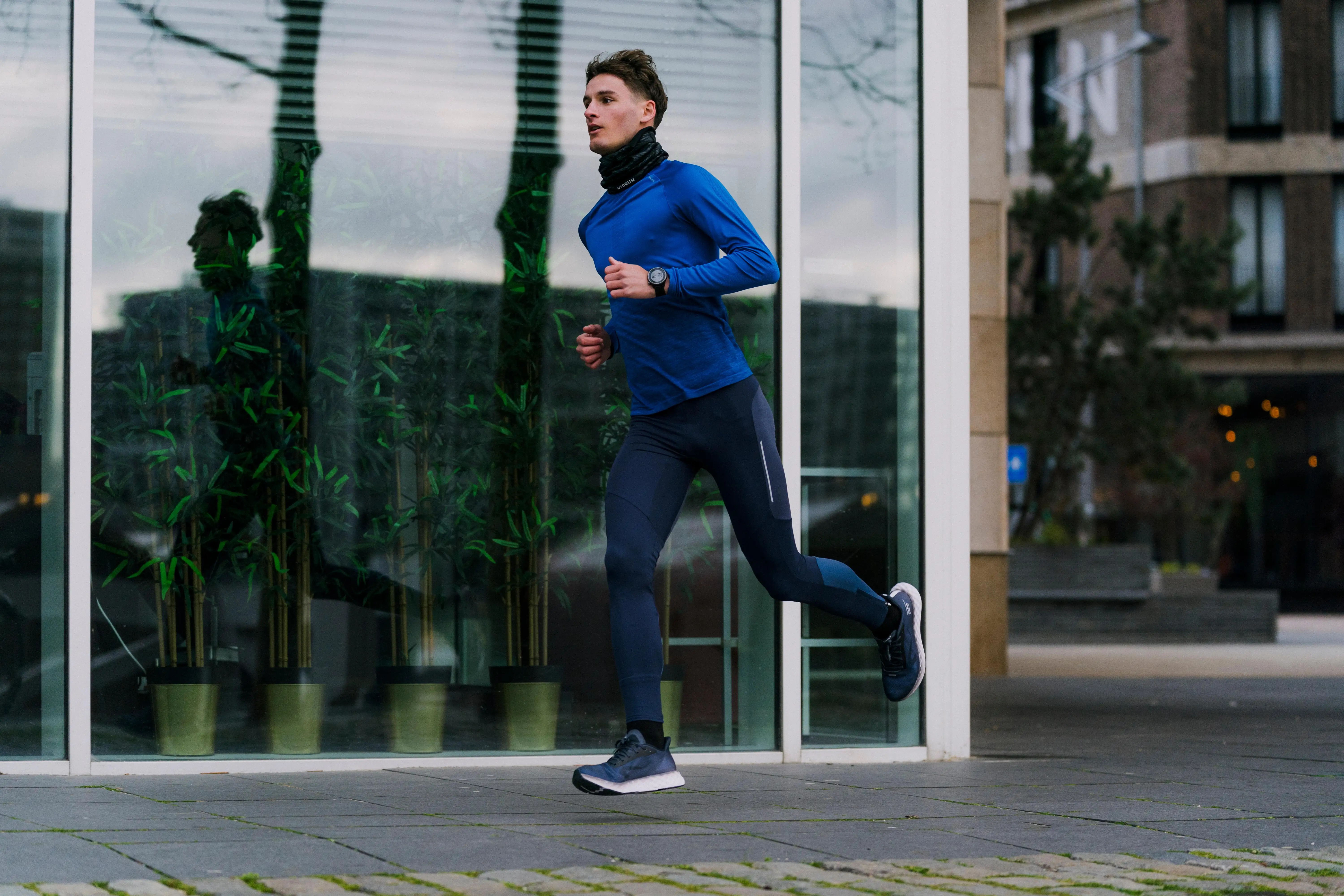 5608-long-sleeve-running-t-shirt-run-500-black-royal-blue-1.jpg