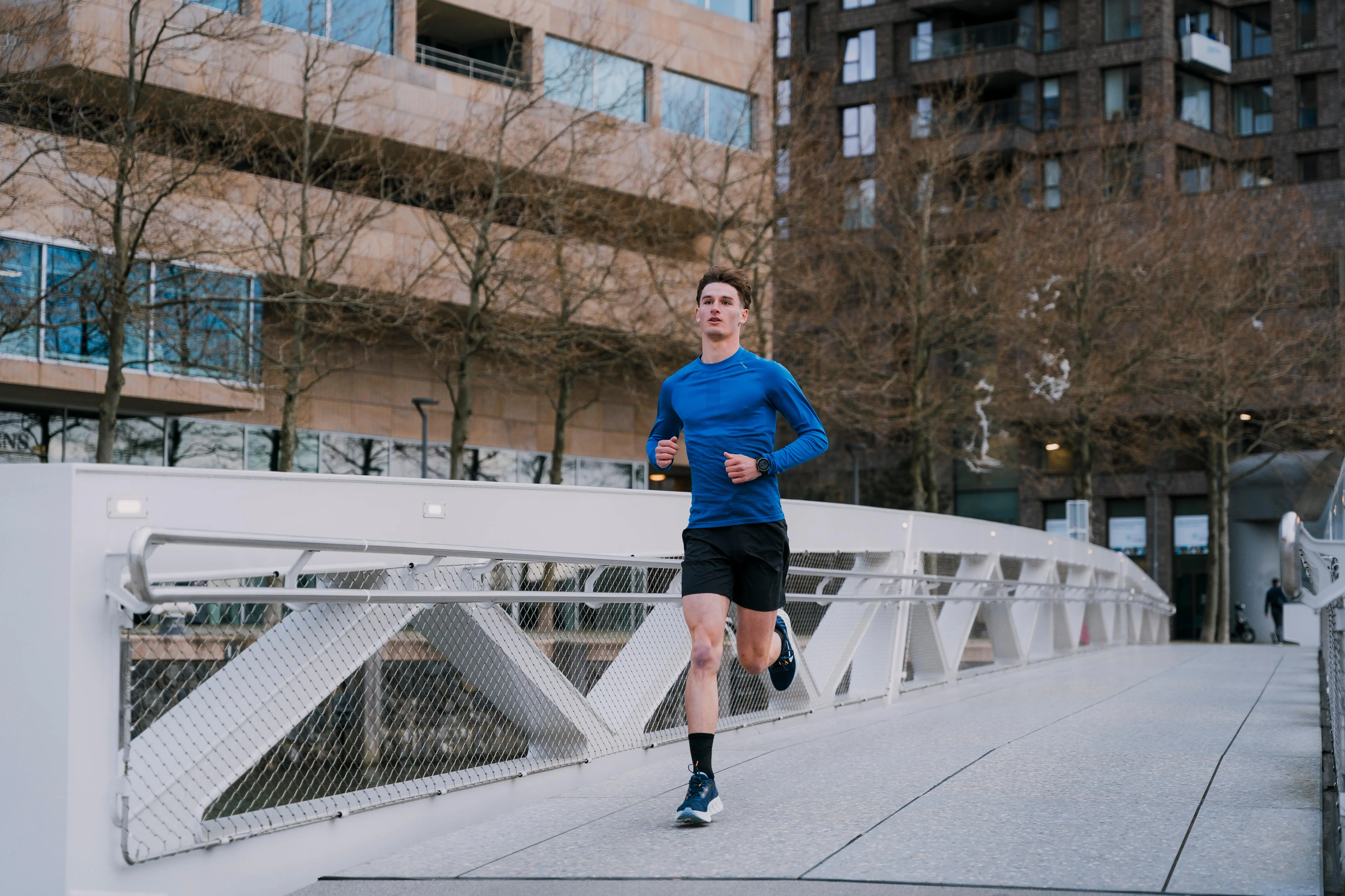 5608-long-sleeve-running-t-shirt-run-500-black-royal-blue-1.jpg