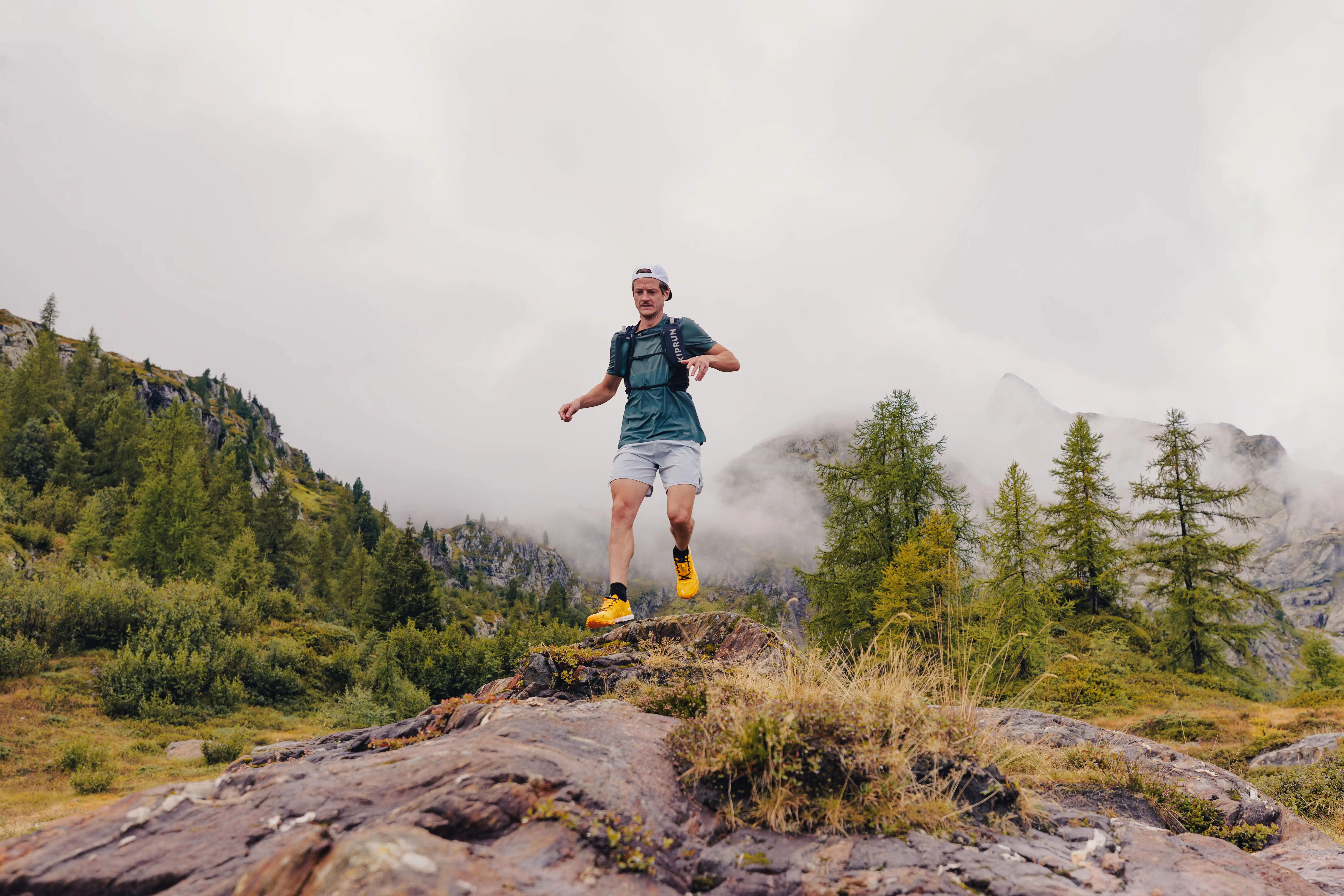 6345-men-x27-s-trail-running-shorts-run-900-1.jpg