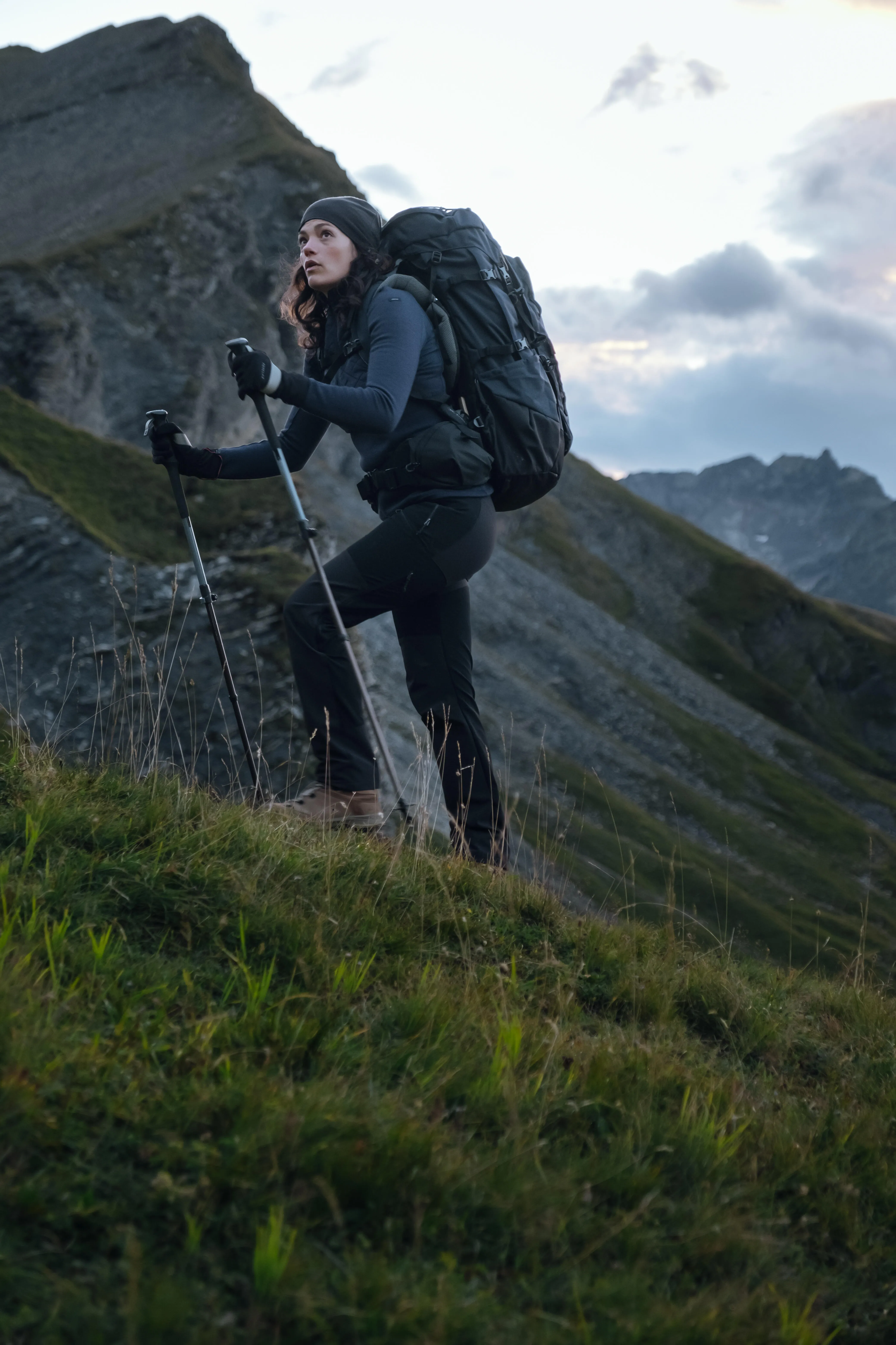 10799-women-s-50-10-l-hiking-backpack-mt-900-1.jpg