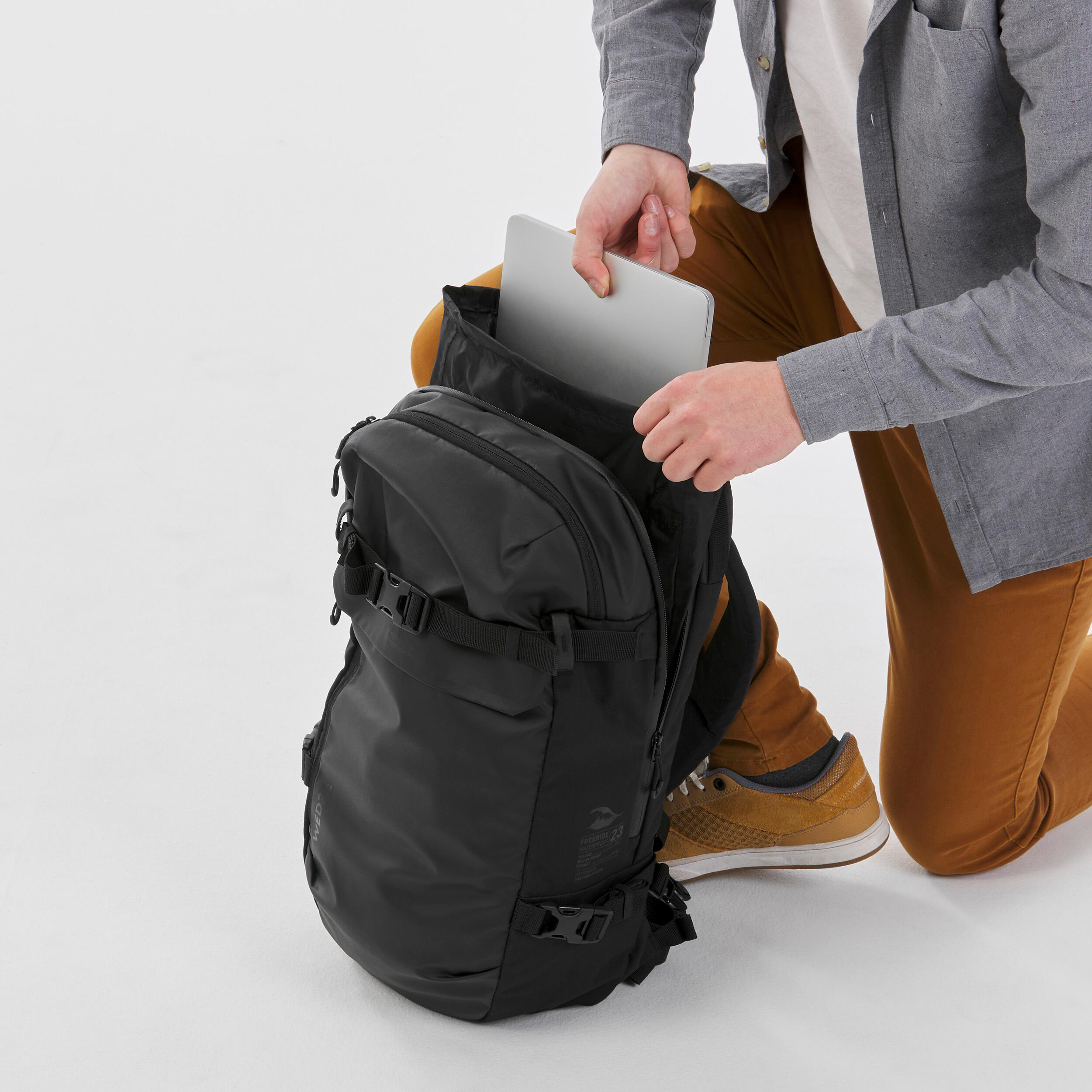 8240-freeride-and-mountain-bike-backpack-23-l-fr-am-100-1.jpg