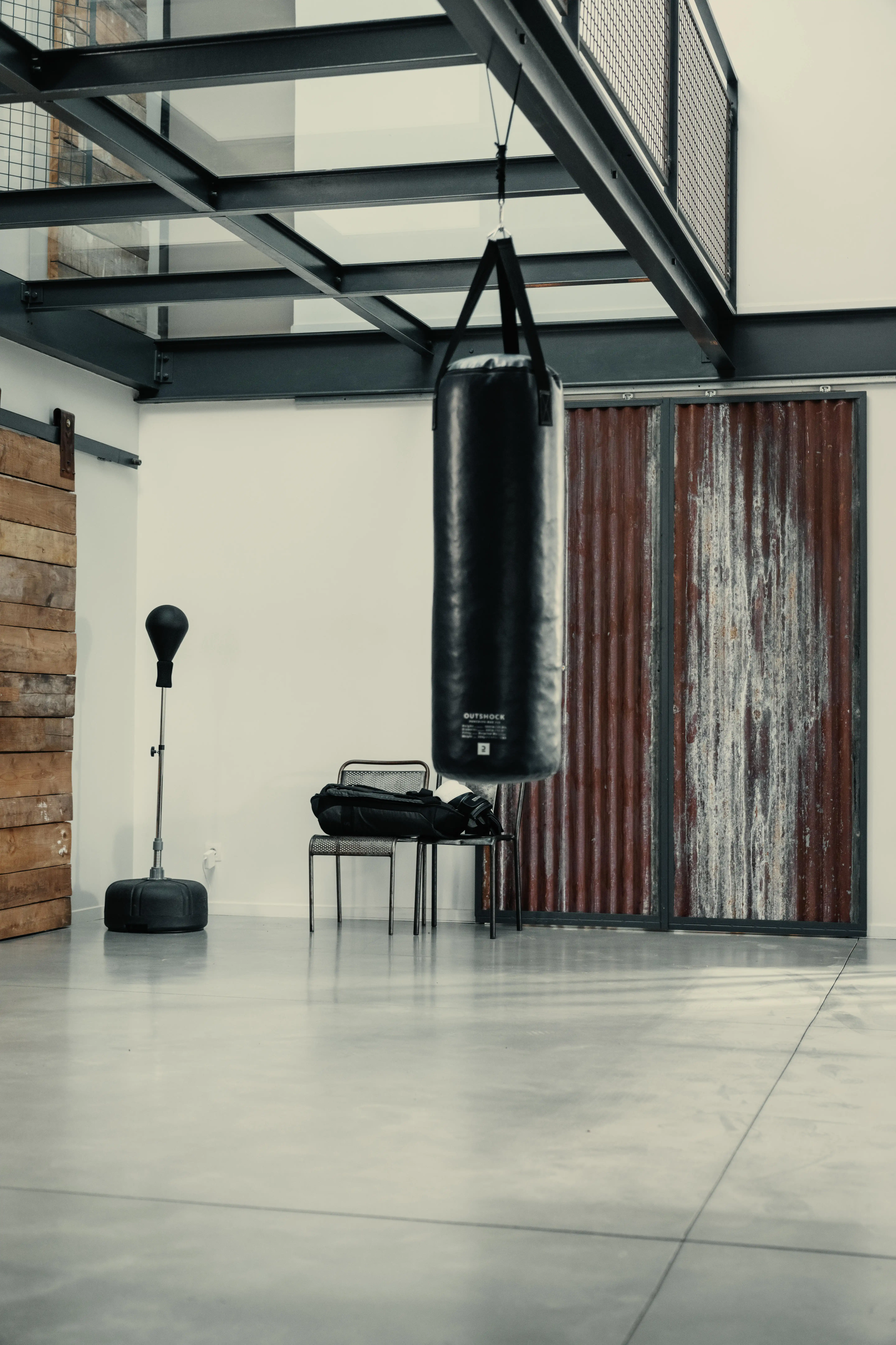 8576-20-kg-punching-kicking-bag-with-straps-120-1.jpg