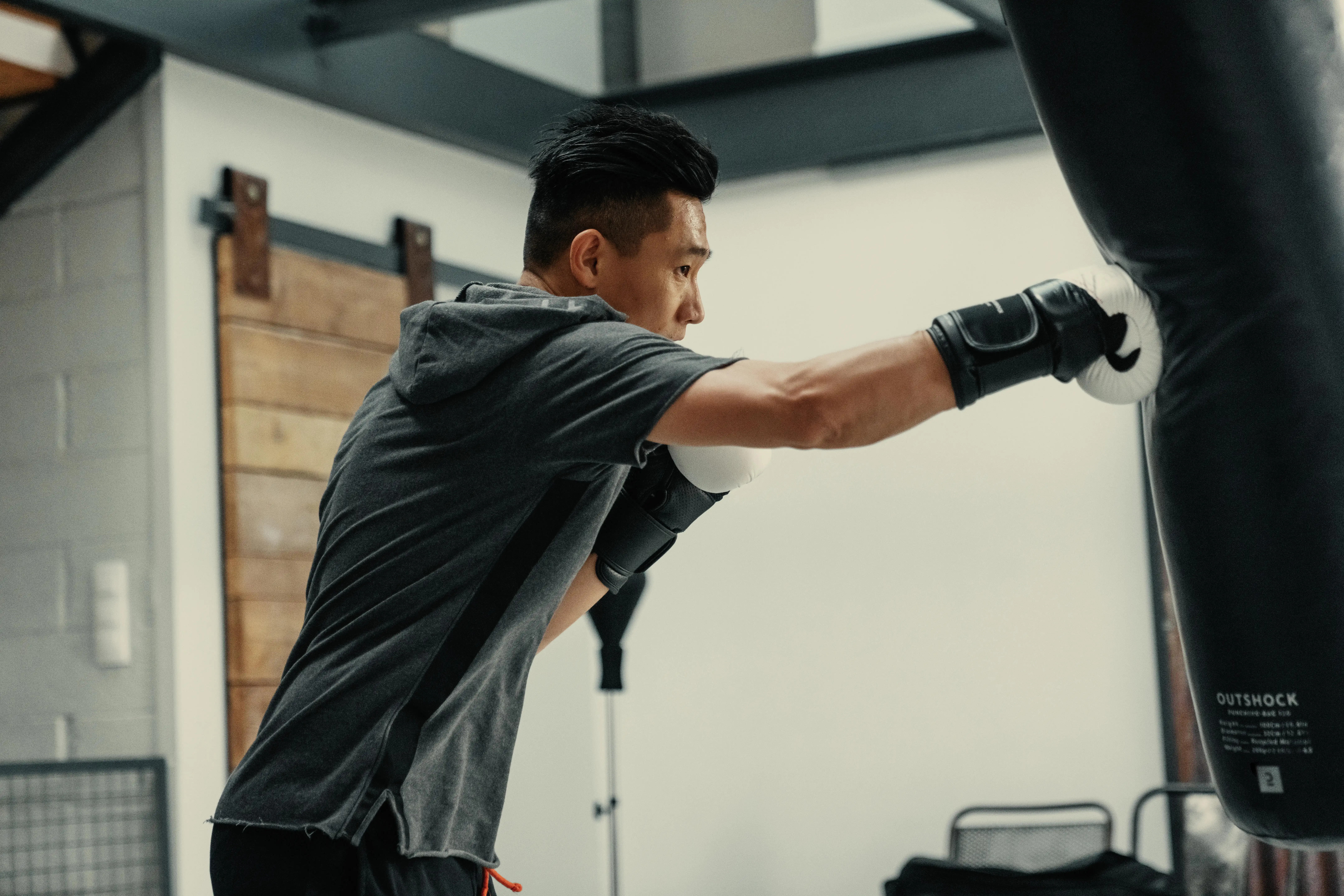 8576-20-kg-punching-kicking-bag-with-straps-120-1.jpg