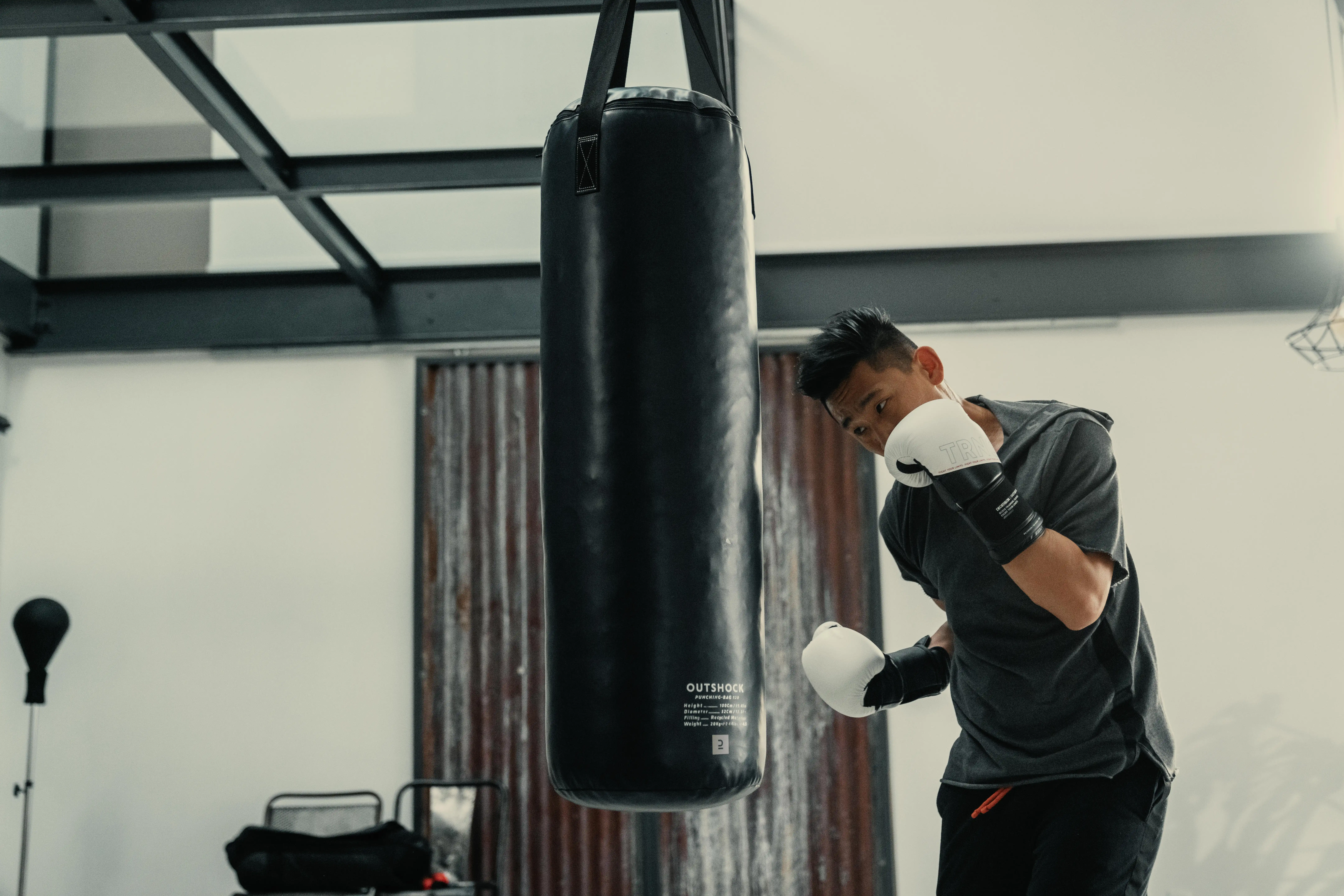 8576-20-kg-punching-kicking-bag-with-straps-120-1.jpg