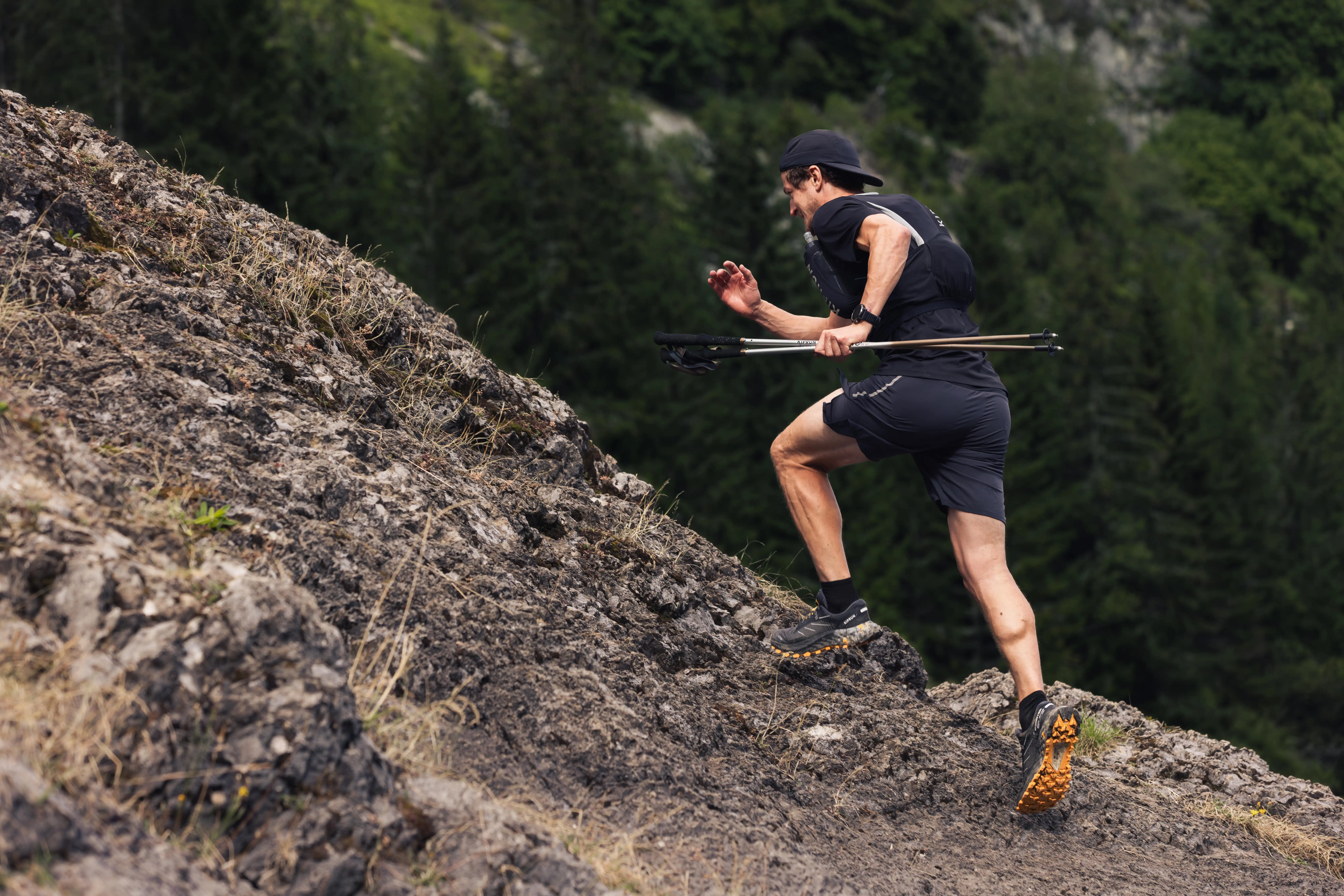 9245-men-x27-s-trail-running-shorts-run-900-1.jpg