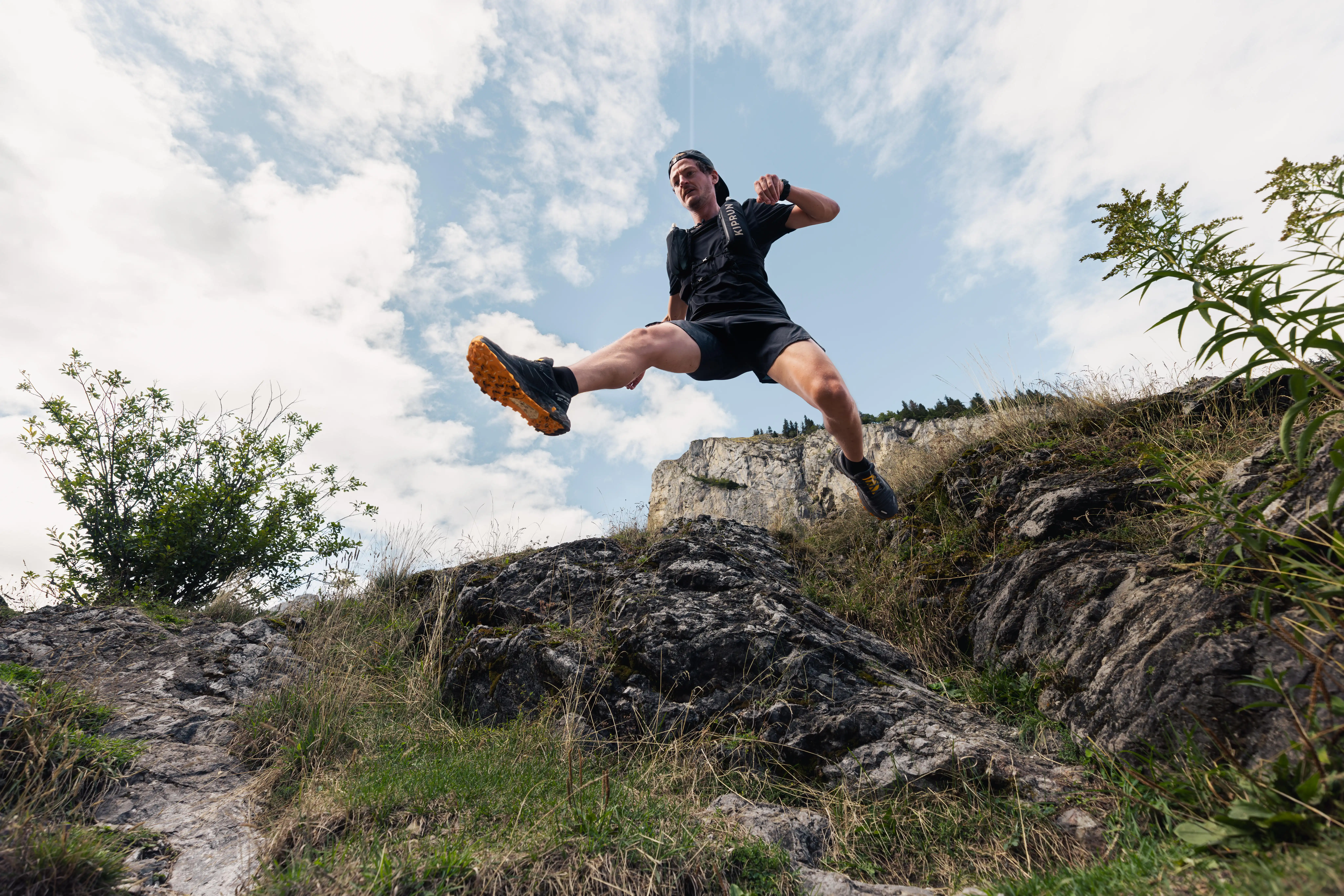 9245-men-x27-s-trail-running-shorts-run-900-1.jpg