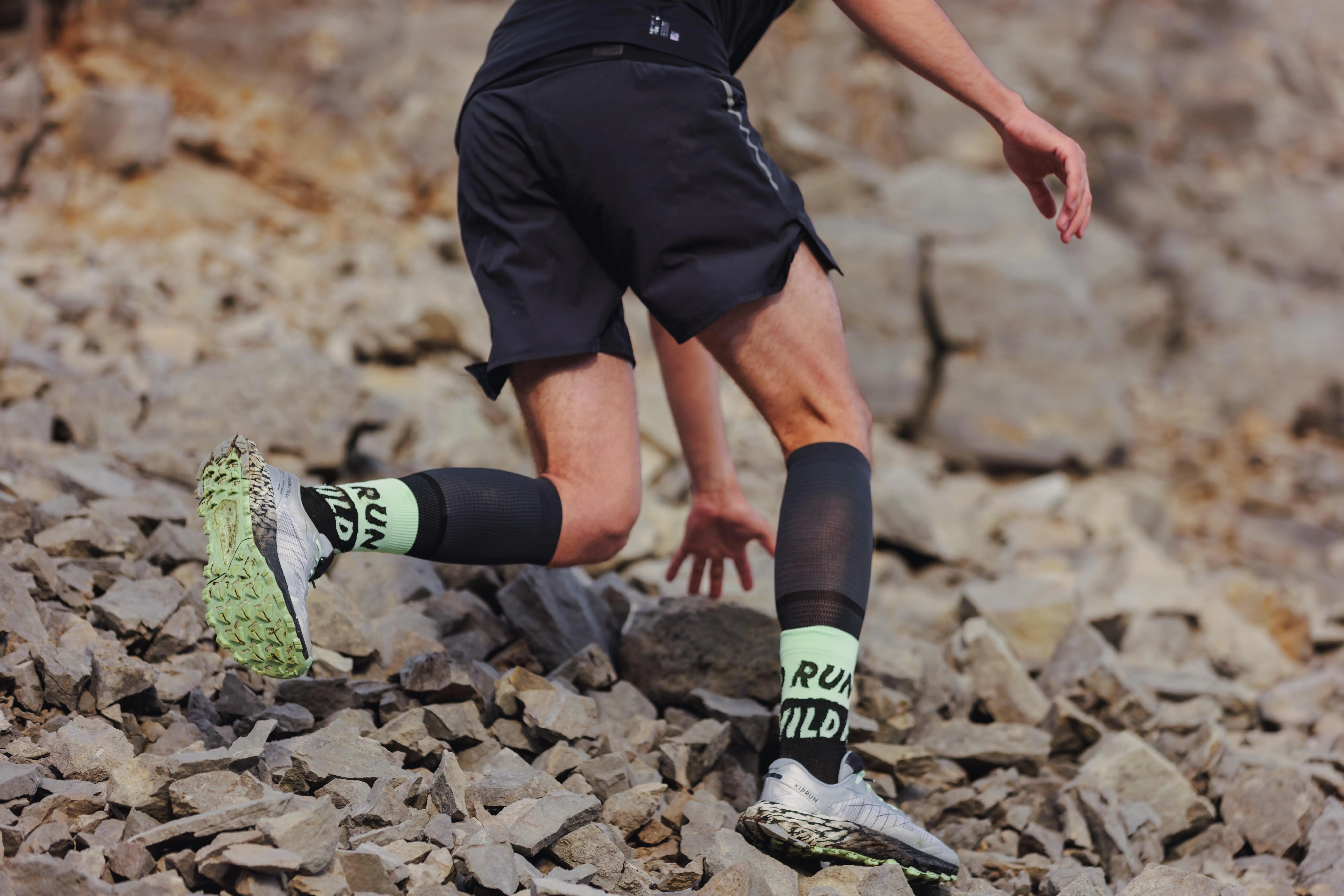 9245-men-x27-s-trail-running-shorts-run-900-1.jpg