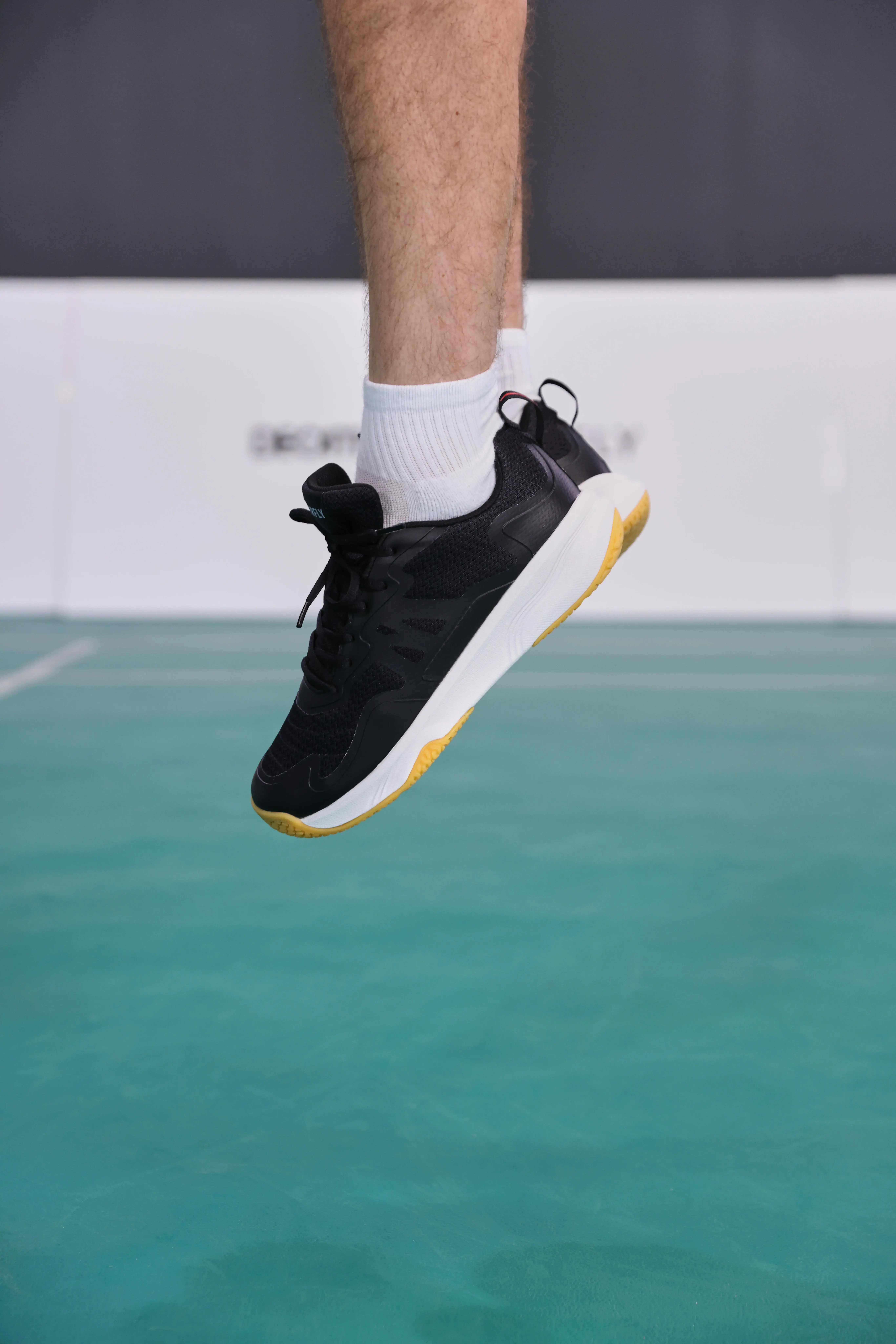 9818-men-s-badminton-shoes-sensation-530-black-1.jpg