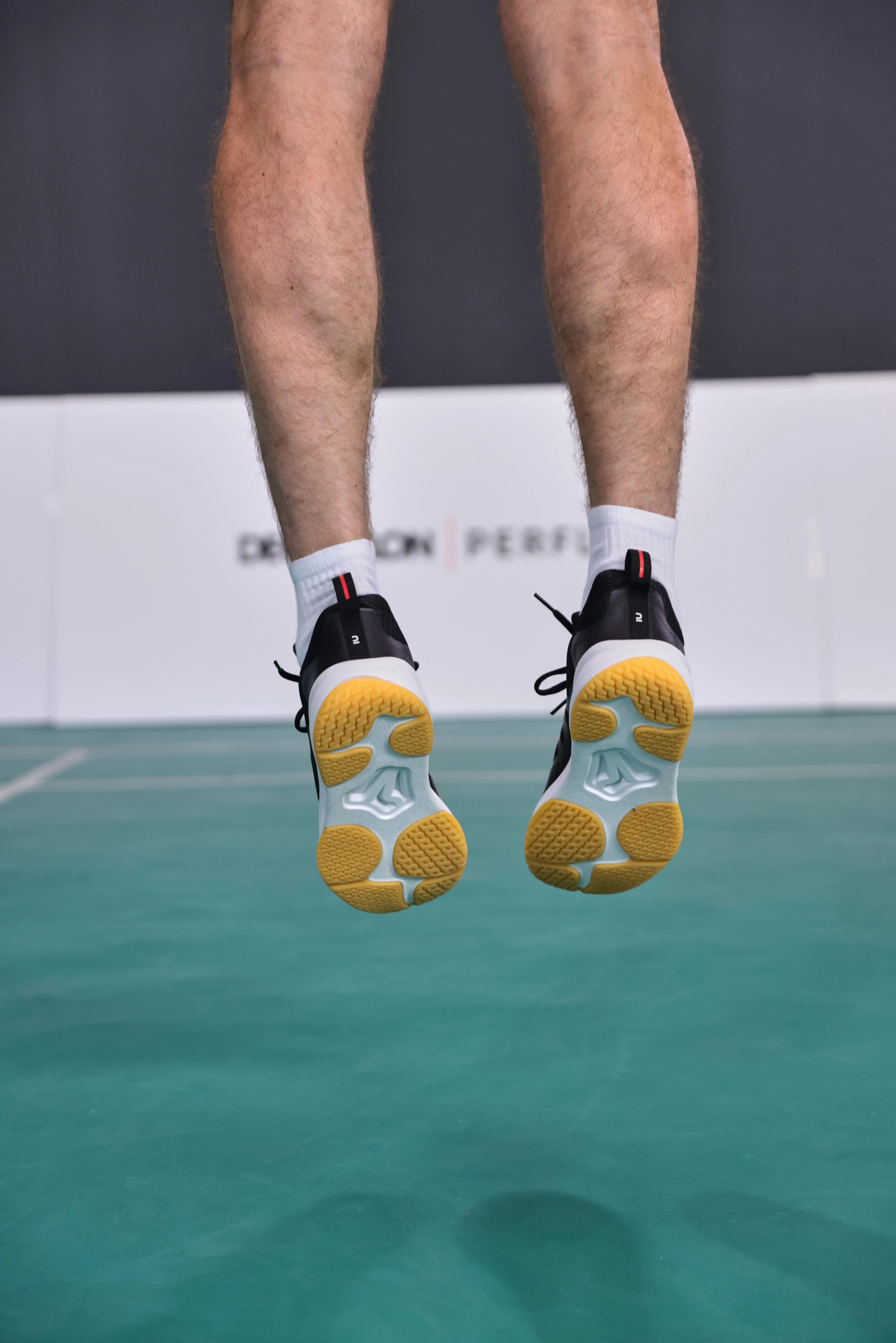 9818-men-s-badminton-shoes-sensation-530-black-1.jpg
