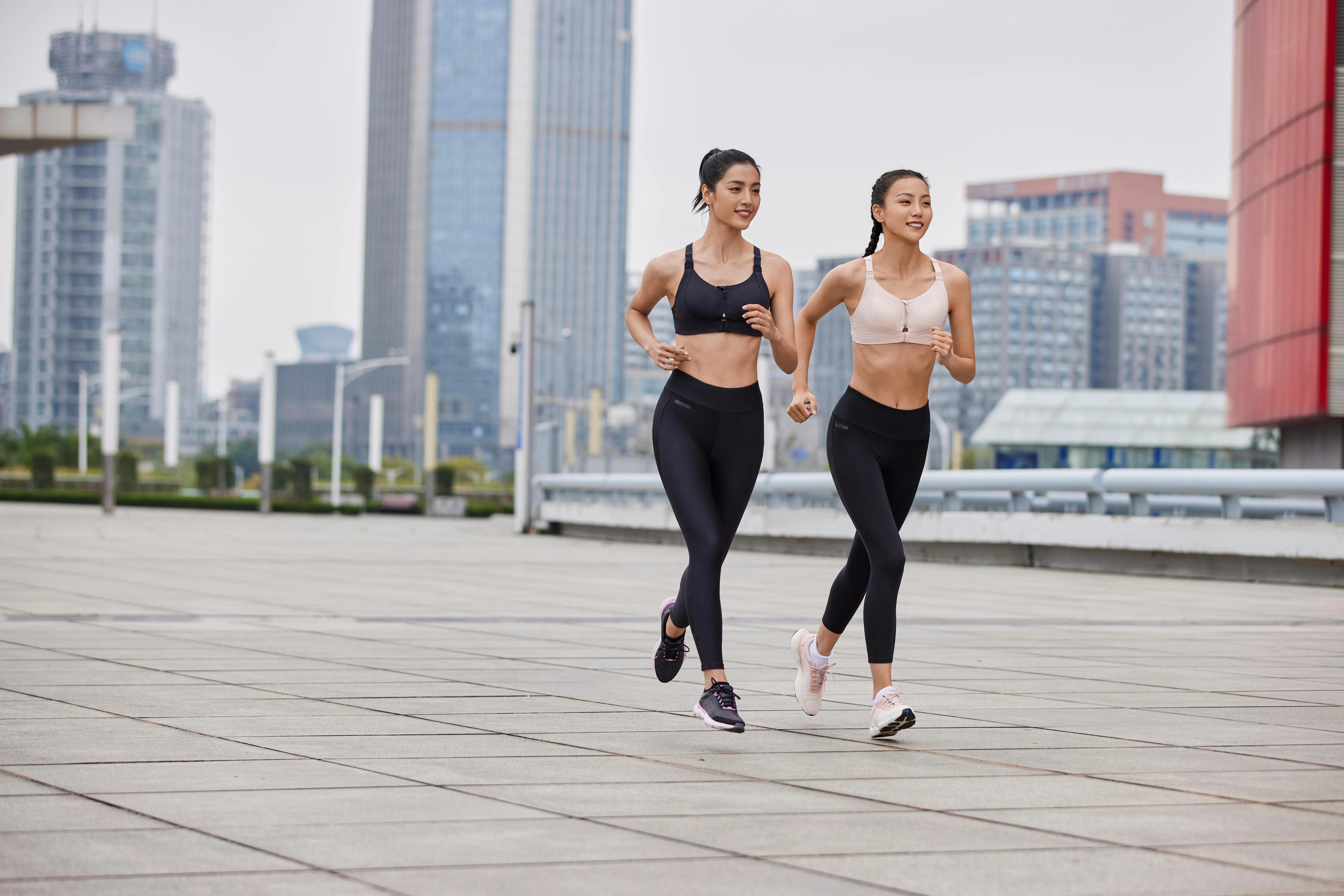 9984-women-x27-s-running-bra-jog-kokoon-black-1.jpg
